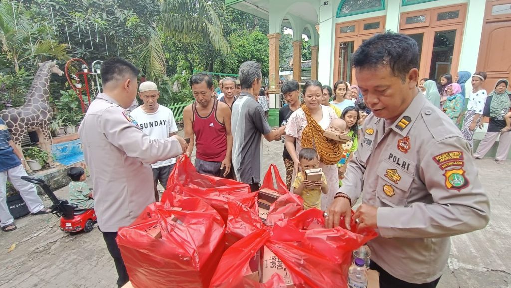 Polisi Bagikan Ratusan Nasi Box Kepada Warga Slum Area