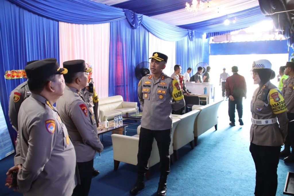 Kapolres dan Ketua Tim Supervisi Ops Lilin Mabes Polri, Cek Pos Pelayanan Operasi Lilin Jaya 2024