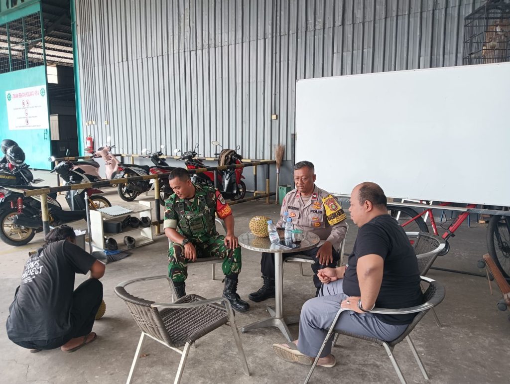 Sinergitas TNI-Polri Jaga Keamanan di Kelurahan Padurenan, Kota Bekasi