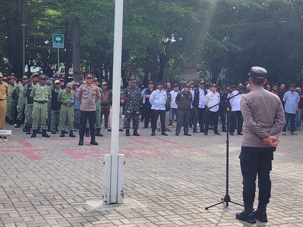 Polsek Bekasi Barat Ikuti Apel Gabungan Pengamanan Malam Tahun Baru 2025 di Kecamatan Bekasi Barat