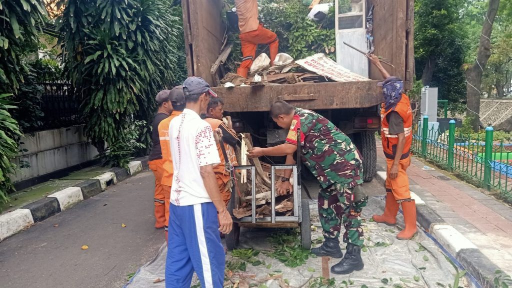 Pembersihan Sampah Yang Menumpuk Oleh Babinsa Pulo Gadung