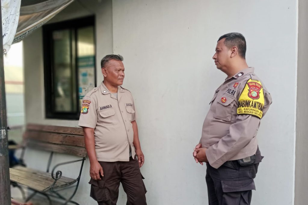 Patroli Sambang Pos Keamanan Oleh Bhabinkamtibmas Polsek Bekasi Selatan