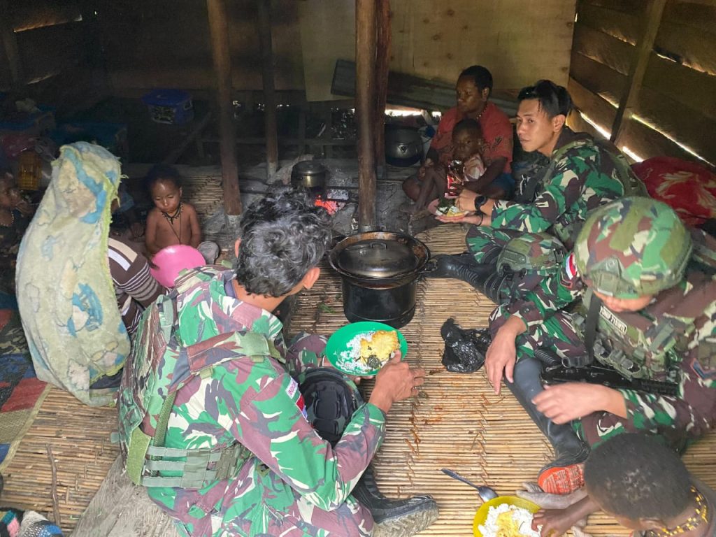 Satgas Yonif 715/Motuliato bangun silaturahmi yg baik dengan masyarakat