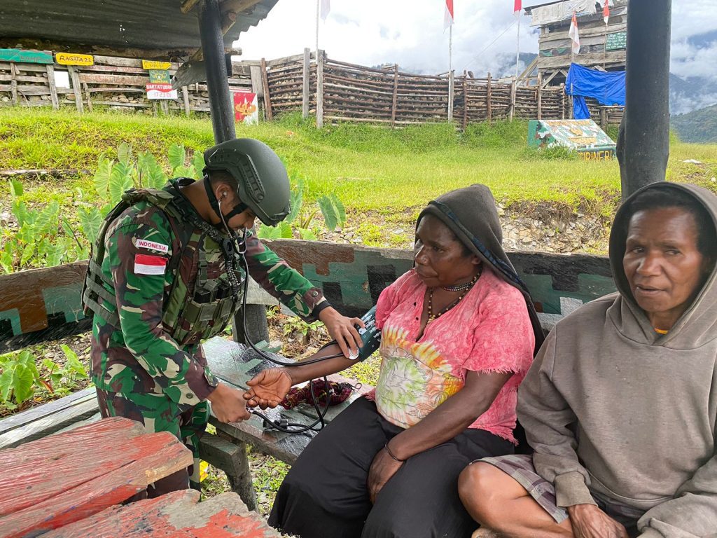 Satgas Yonif 715/Motuliato, Pos Tirineri Laksanakan Kegiatan Pemberian Kesehatan Kepada Masyarakat di Papua