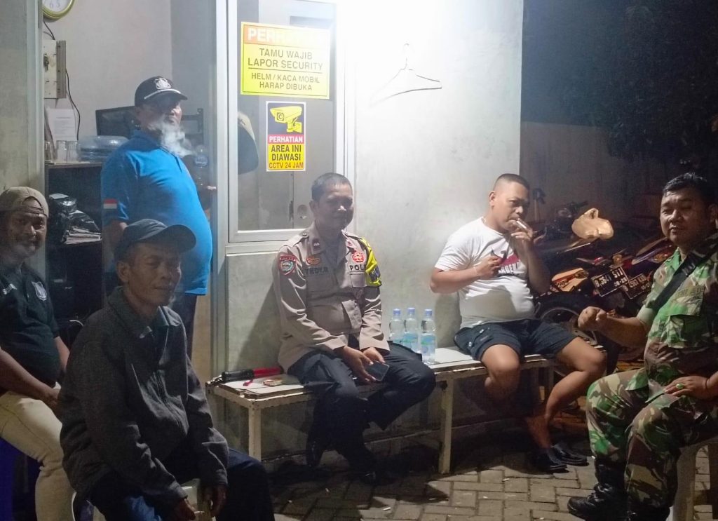 Sinergi Menjaga Keamanan Bhabinkamtibmas Bintara Bersama Babinsa Giatkan Patroli Malam