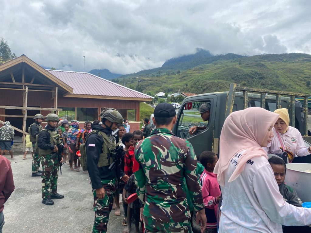 Satgas Pamtas RI-PNG Kewilayahan Yonif 112/DJ Bersama Kodim 1714 Puncak Jaya Membagikan Logistik dan Pengobatan Kepada Pengungsi