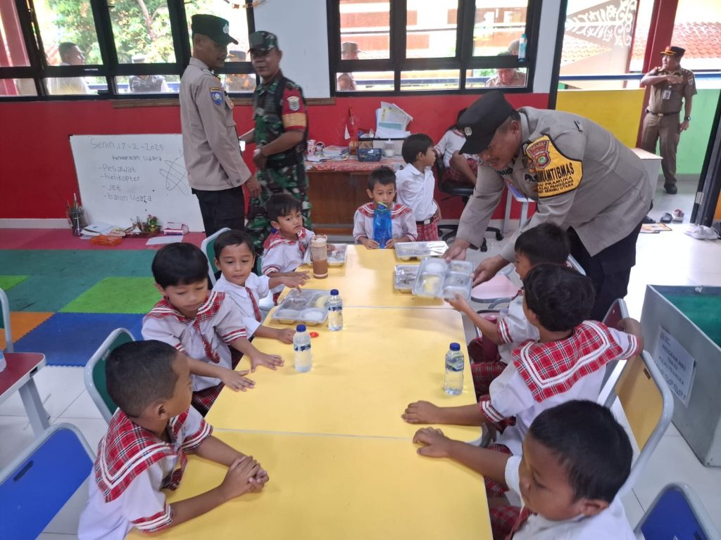 Bhabinkamtibmas Pulau Pramuka dan Kanit Binmas Polsek Kepulauan Seribu Monitoring Kegiatan Makan Siang Bergizi