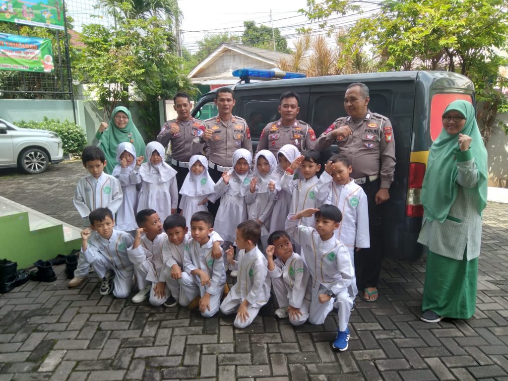 Polri Go To School: Kanit Lantas Polsek Tambun Selatan Edukasi Keselamatan Lalu Lintas di TK IT Thariq bin Ziyad