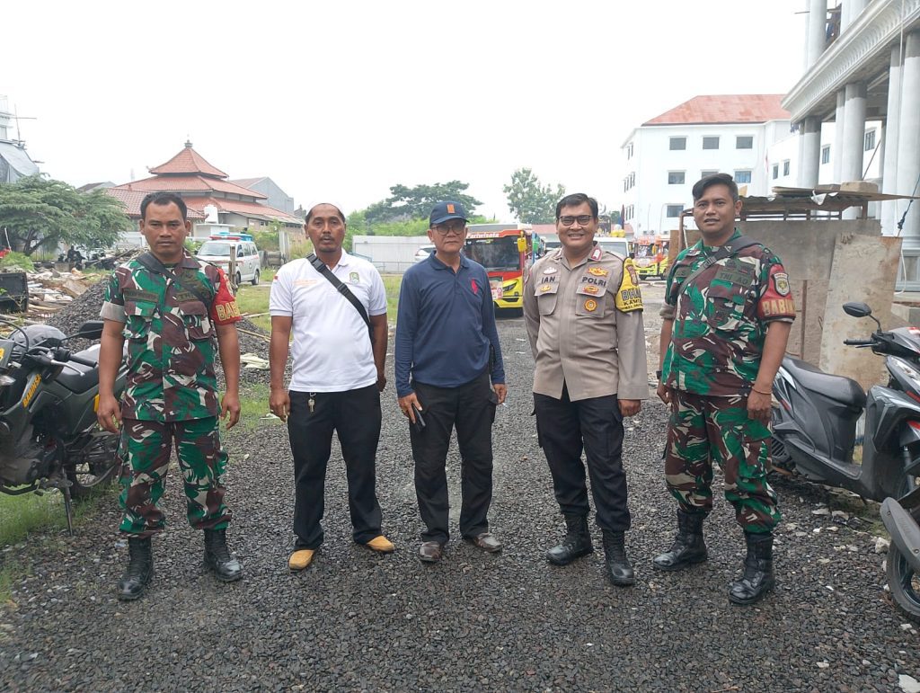 Bhabinkamtibmas Kelurahan Mustika Jaya dan Babinsa Kelurahan Mustika Jaya Amankan Pawai Sambut Ramadhan 1446 H
