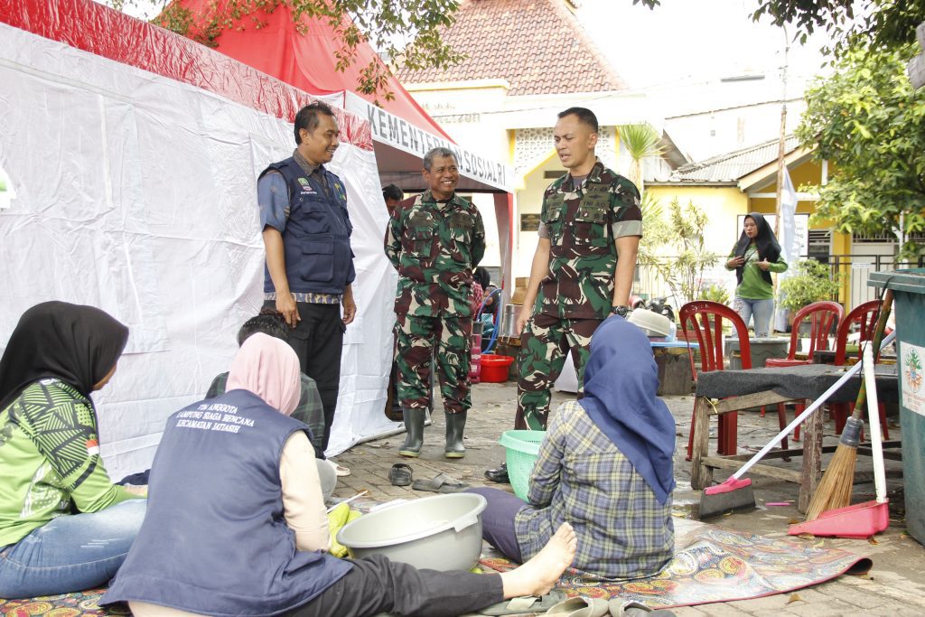 Hari Kelima Pasca Banjir, Dandim 0507/Bekasi Tinjau Dapur Umum Kemensos RI di Jatiasih