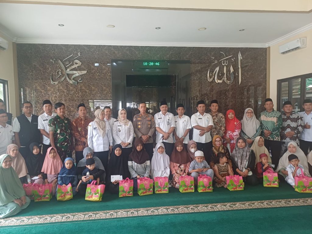 Waka Polsek Bekasi Barat Bersama Sekcam Bekasi Barat Melaksanakan Safari Ramadhan Dan Santuni Anak Yatim