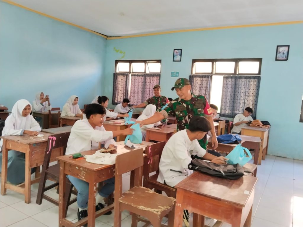 Babinsa Terus Salurkan Makanan Bergizi untuk Siswa Selama Ramadan