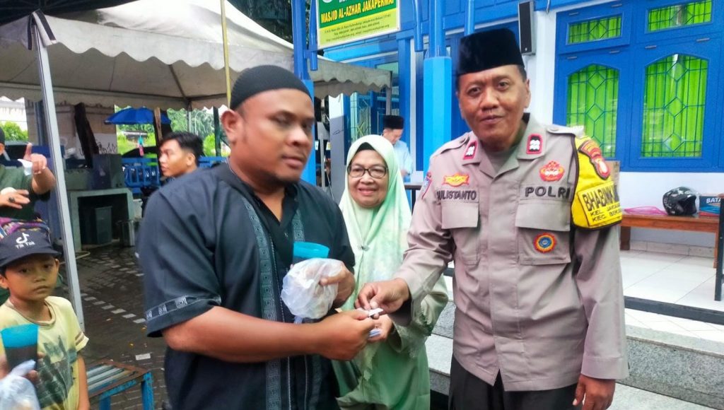 Berbagi Takjil di Masjid Al Azhar Jakasampurna Bekasi Barat: Wujud Kepedulian di Bulan Ramadhan