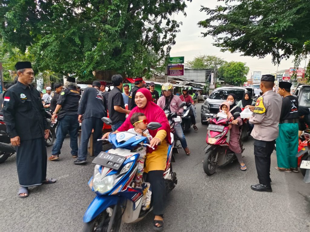 Polsek Bekasi Barat dan FBR Gardu 09 Bintara Berbagi Takjil untuk Pengguna Jalan