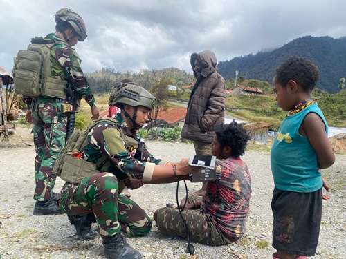 Satgas Yonif 112/DJ Laksanakan Pelayanan Kesehatan Door to Door di Puncak Jaya Selama Ramadhan