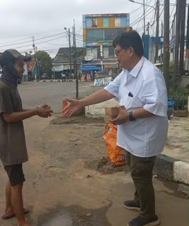 Pendiri Patrolibins.co.id Berbagi Takjil di Kota Bekasi, Binsar Manurung: Selamat Menyambut Idul Fitri 1446 H