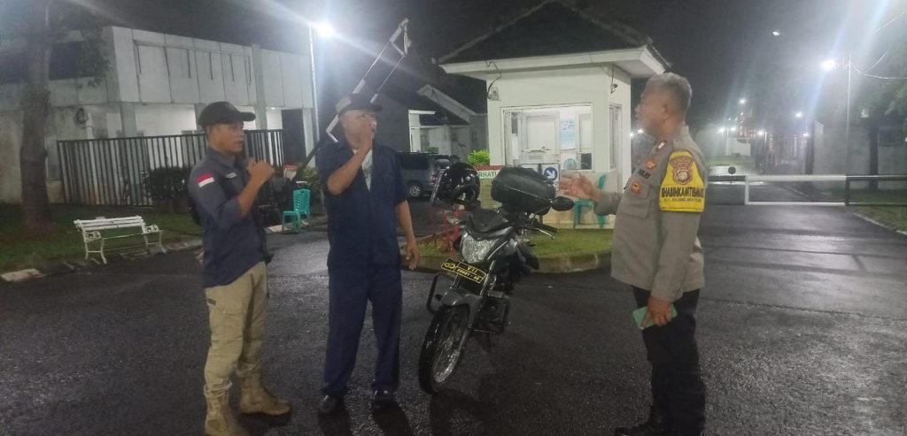 Bhabinkamtibmas Bojong Menteng Monitoring Rumah Kosong di Rawa Lumbu, Bekasi: Cegah Potensi Kejahatan Selama Libur Lebaran