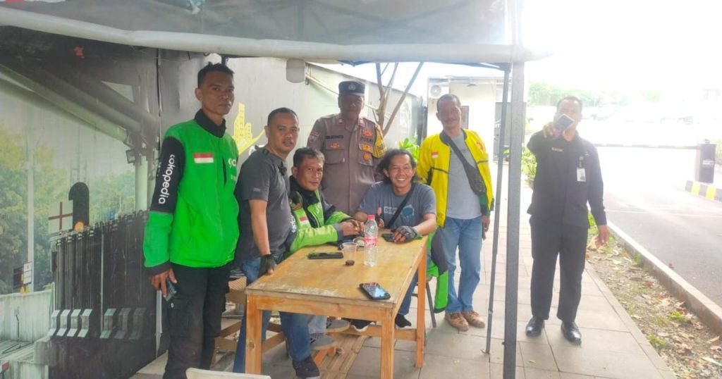 Bhabinkamtibmas Kelurahan Jakasampurna Beri Imbauan Kamtibmas kepada Pengemudi Ojek Online