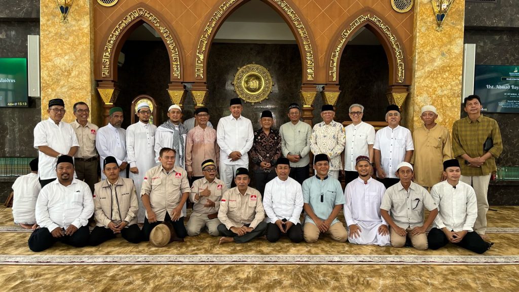Wujudkan Kedekatan Pemerintah dan Ulama, Wali Kota Bekasi Kunjungi Tujuh Tokoh Agama Islam dalam Momen Halal Bihalal.