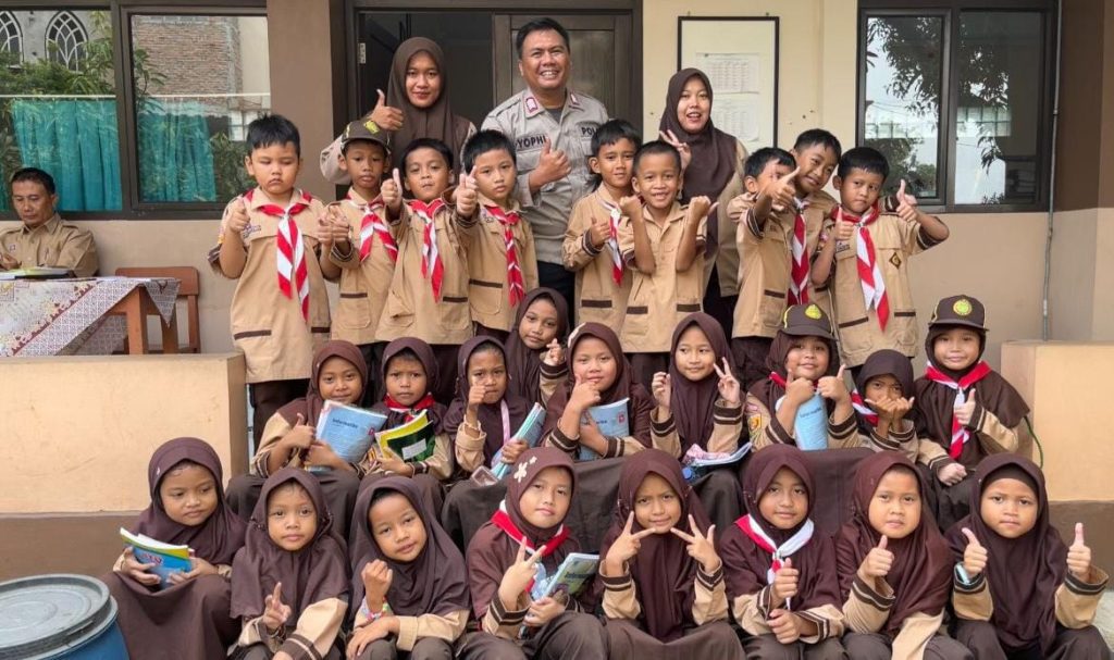 Bhabinkamtibmas Harapan Mulya Kunjungi SDIT Al Choir, Sampaikan Pesan Kamtibmas dan Anti Bullying
