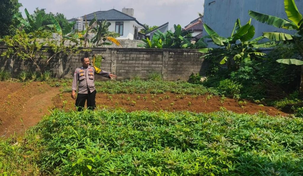 Bhabinkamtibmas Jatimelati Monitoring Program Ketahanan Pangan Warga di Pondok Melati, Bekasi