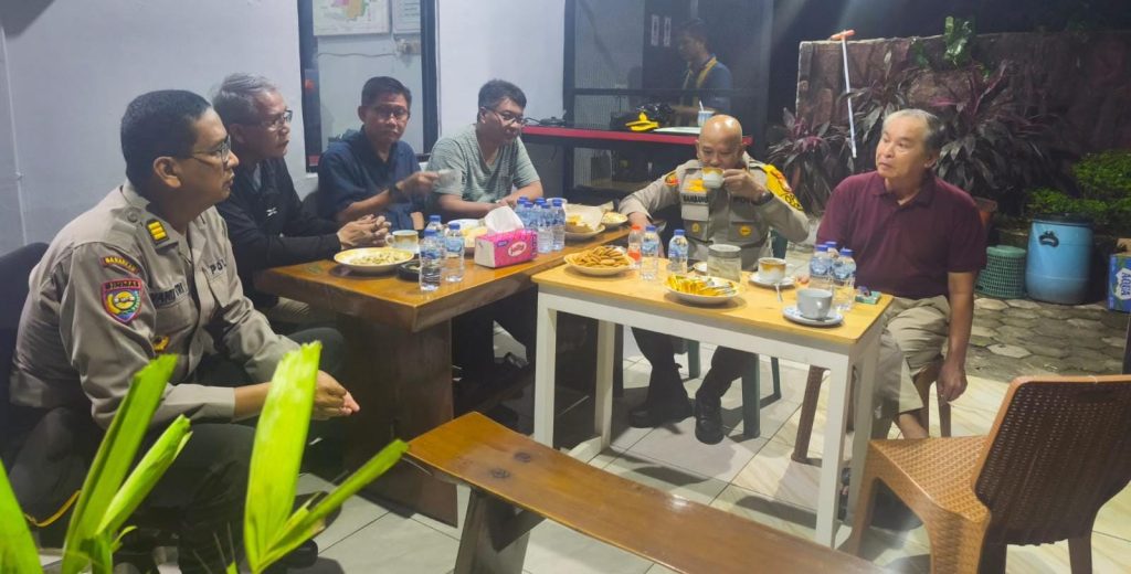 Kapolsek Pondok Gede Gelar “Ngopi Kamtibmas” Bersama Warga RW 012 Jatimelati, Bekasi