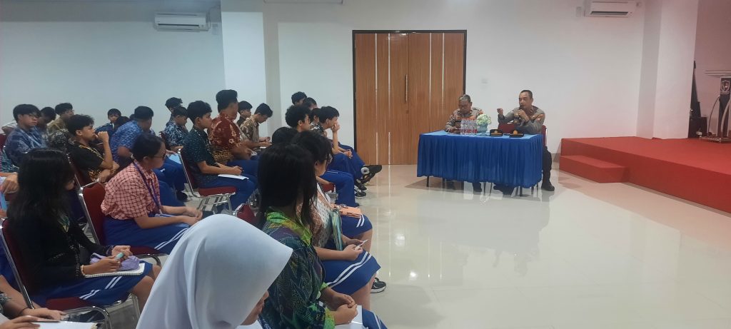 UNIT BINMAS POLSEK BANTAR GEBANG GELAR PENYULUHAN DI SMP PELITA GLOBAL MANDIRI, MUSTIKAJAYA
