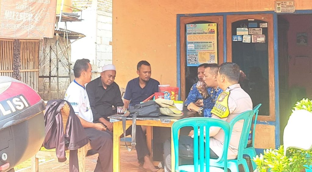 Silaturahmi Tiga Pilar: Bhabinkamtibmas Cikiwul Perkuat Kamtibmas di RW 03
