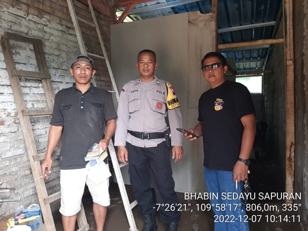 Anggota Polres Wonosobo Renovasi Tiga Rumah Warga Tak Layak Huni di Desa Sedayu