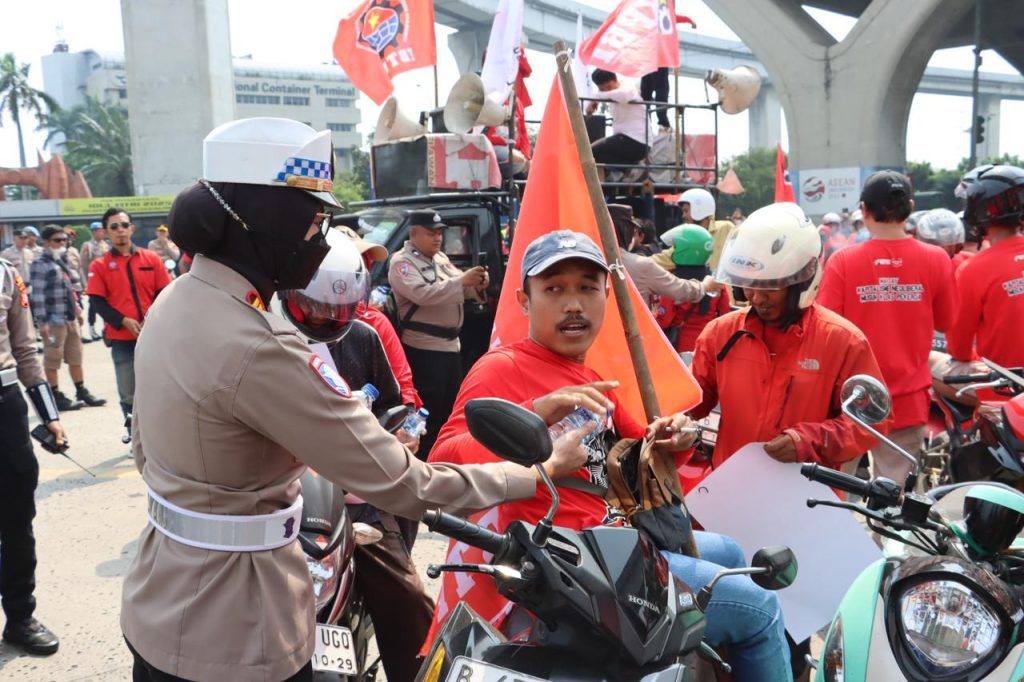 Aksi Humanis Polres Pelabuhan Tanjung Priok Bagikan Minum dan Roti Saat Buruh Rayakan May Day