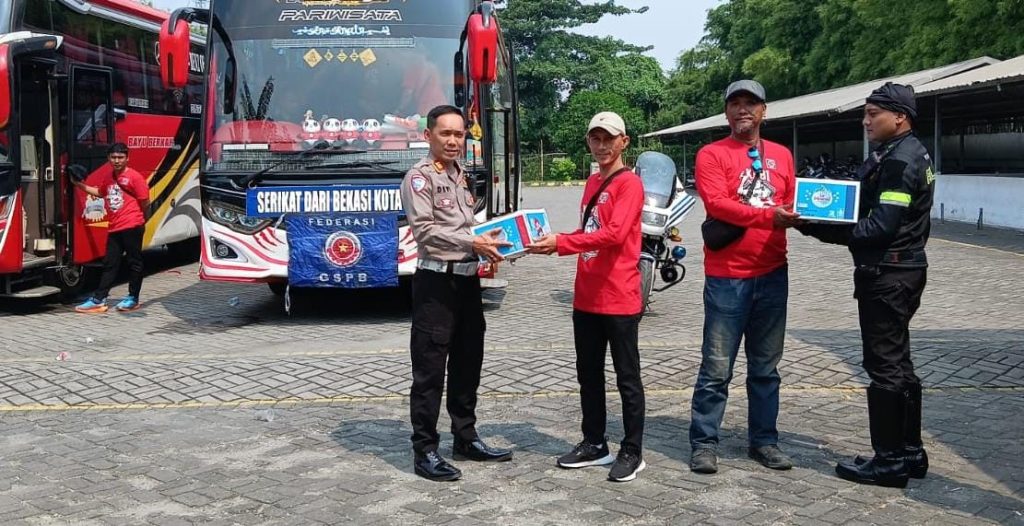Polri Tunjukkan Kepedulian Kemanusiaan Saat Kawal Aksi Buruh May Day di Bekasi
