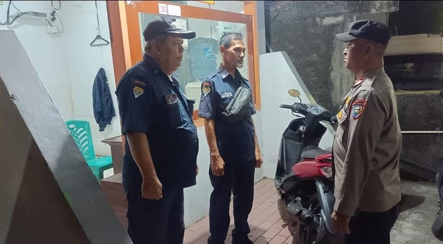 Bhabinkamtibmas Kalibaru Sambangi Pos Kamling Rawa Bambu, Tegaskan Komitmen Jaga Kamtibmas