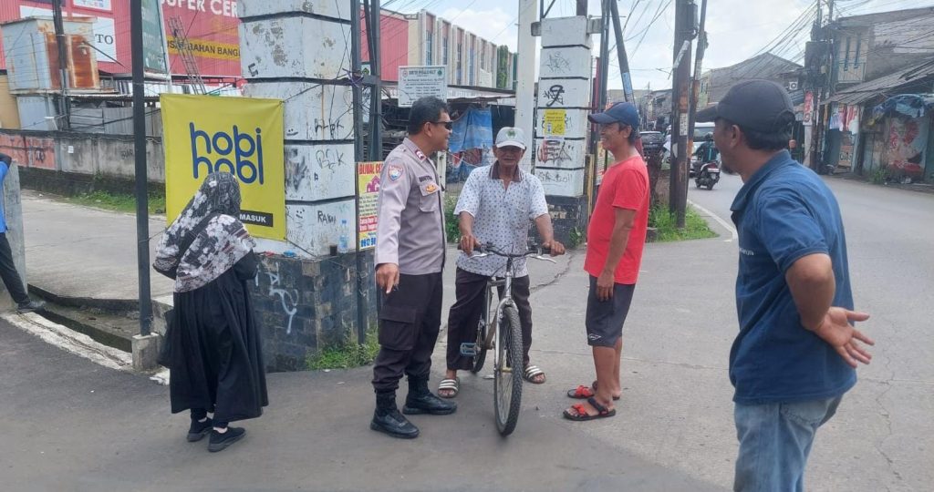 Bhabinkamtibmas Jatirahayu Laksanakan Sambang dan Patroli Cegah Kemacetan di Perum Jati Permai