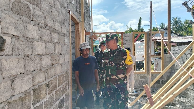 Dansatgas TMMD Ke-124 Kodim 1501/Ternate Dampingi Tim Wasev Tinjau Sasaran TMMD di Kec. Sahu, Halmahera Barat