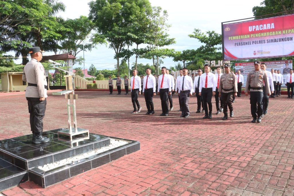 Kapolres Simalungun Berikan Penghargaan Kepada Personel Berprestasi dalam Pengungkapan Kasus Narkoba