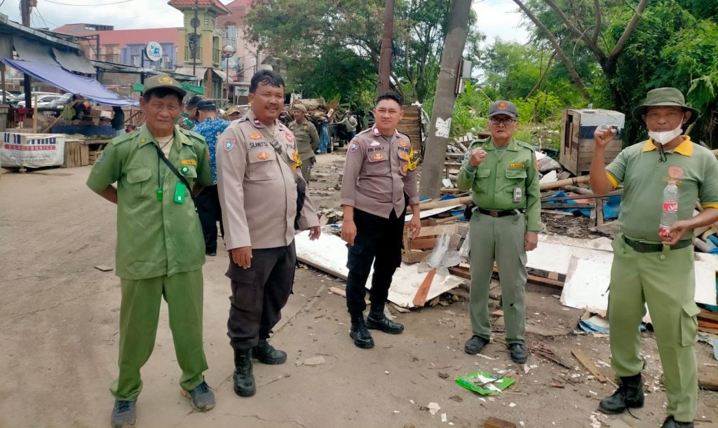 Bhabinkamtibmas dan Tiga Pilar Medansatria Amankan Penertiban Bangunan Liar Lewat Ops Berantas Jaya 2025