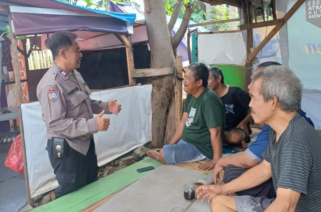 Ngopi Bareng Warga, Bhabinkamtibmas Kranji Sampaikan Pesan Kamtibmas di Warung Kopi