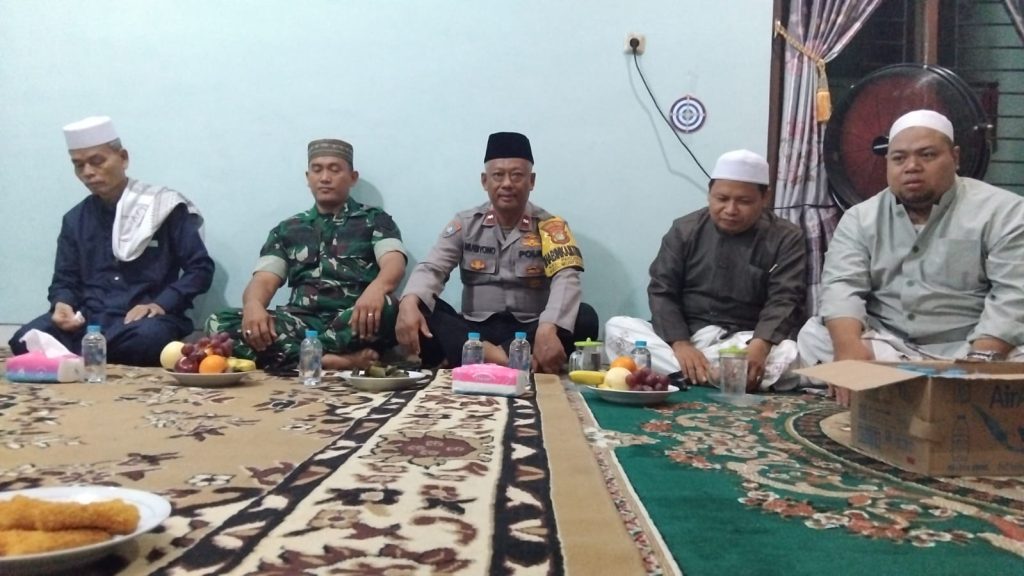 Sinergitas TNI-Polri Monitoring Kegiatan Pengajian Tasyakuran Khitan di Padurenan