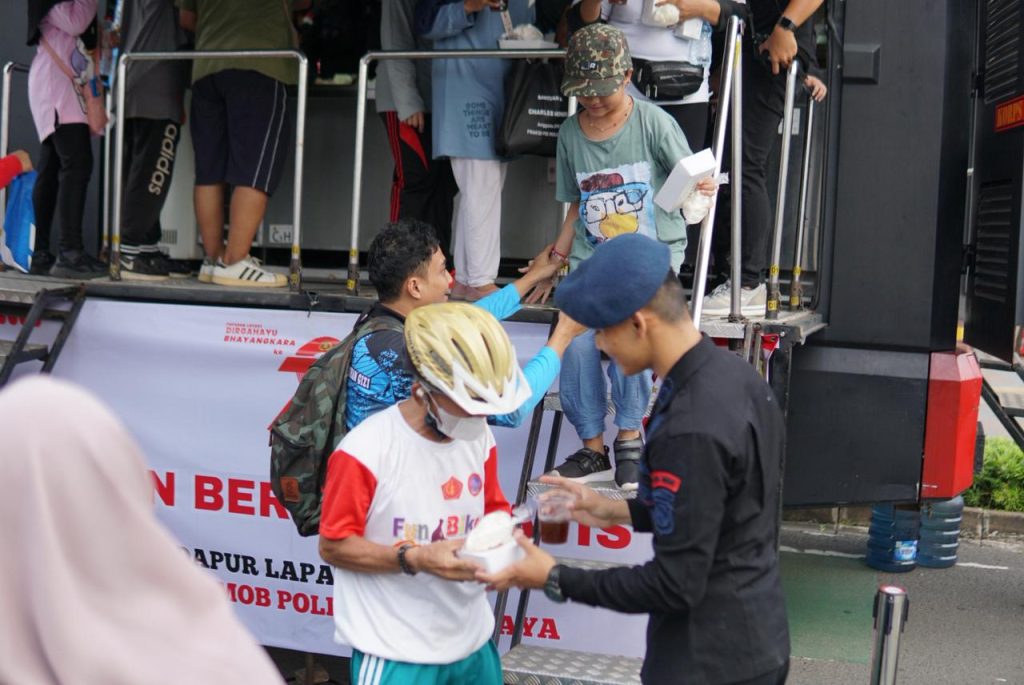 Brimob Polda Metro Jaya Bagi Ribuan Porsi Makanan Gratis Lewat Dapur Lapangan di CFD HUT Bhayangkara ke-79