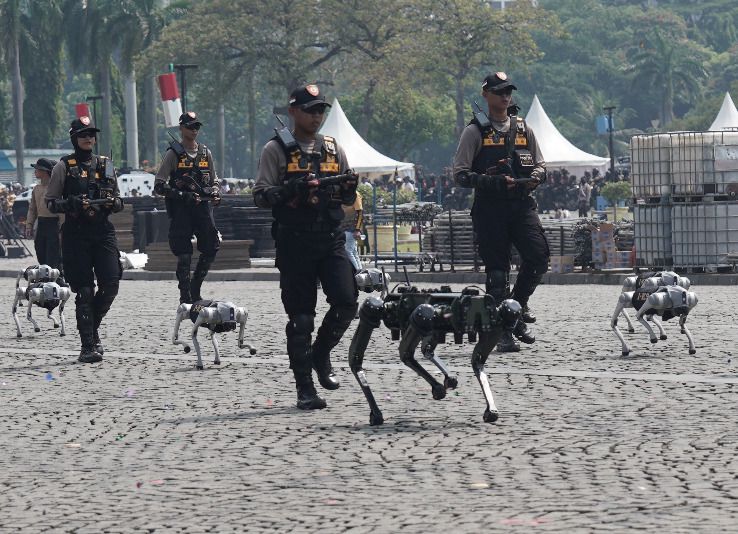 Robot Humanoid hingga Robot Dog Beratribut Polisi Ramaikan Monas dalam Persiapan Hari Bhayangkara ke-79