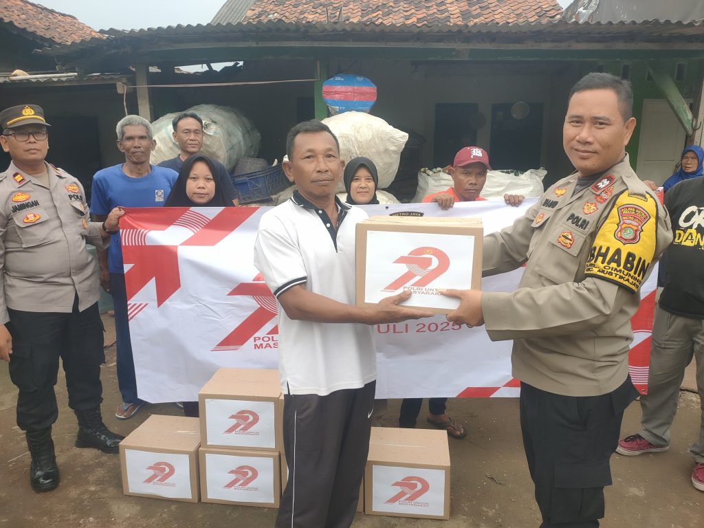 HUT Bhayangkara ke-79, Polsek Bantargebang Bagikan Sembako ke Warga Slum Area