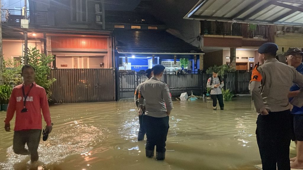 Brimob Polda Metro Jaya Laksanakan Patroli SAR di Wilayah Tangsel, Bantu Warga Terdampak Genangan Air