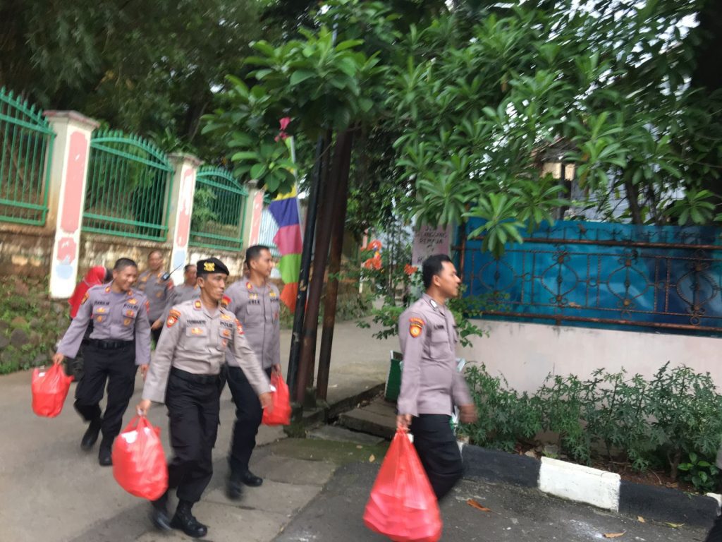 Ditpamobvit Polda Metro Jaya Salurkan 300 Paket Makanan untuk Warga Terdampak Banjir di Makasar, Jaktim