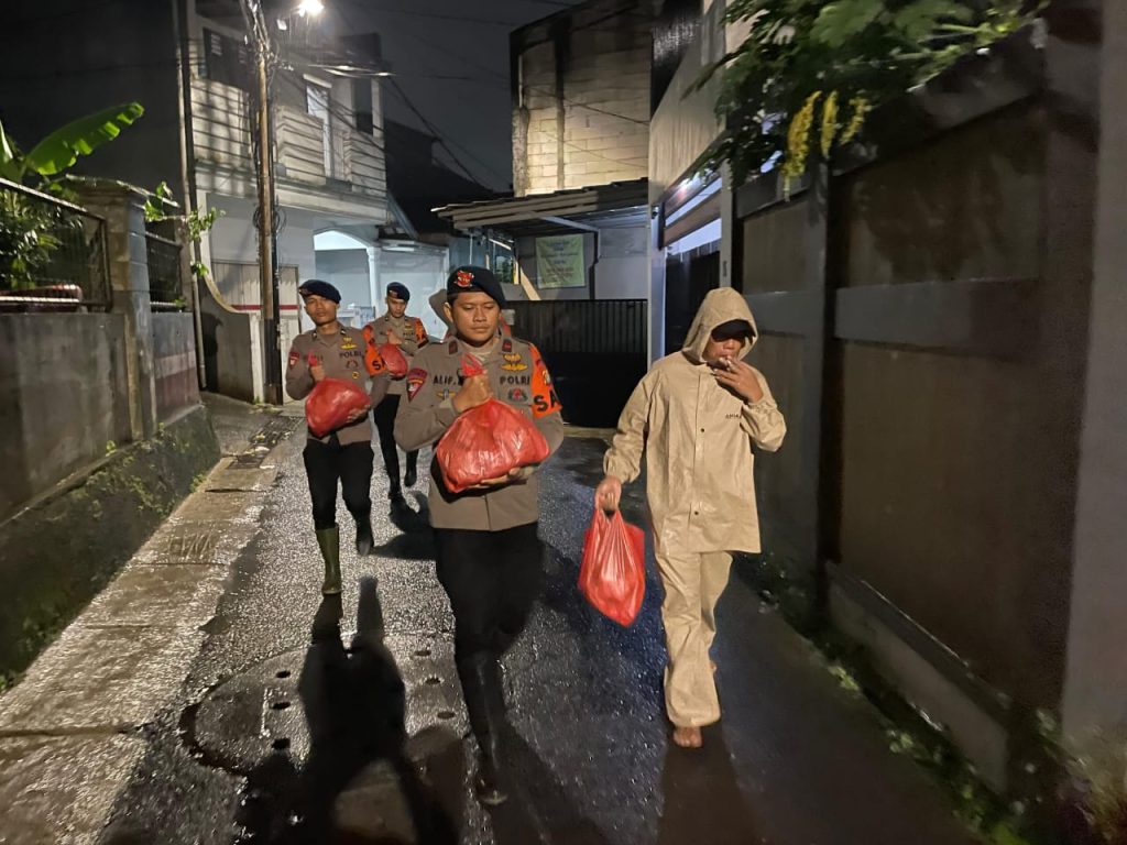 Brimob Polda Metro Jaya Laksanakan Patroli Siaga Banjir di Jati Padang, Distribusikan Bantuan ke Warga