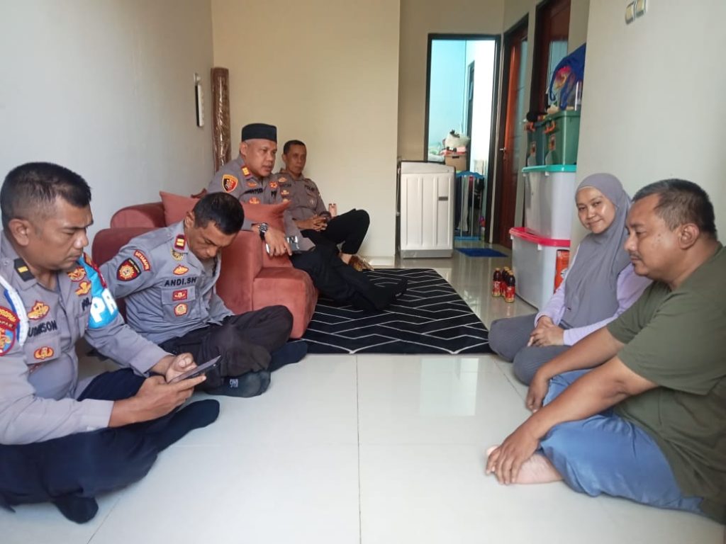 Bentuk Empati, Kapolsek Bekasi Barat Jenguk Anggota yang Alami Kecelakaan
