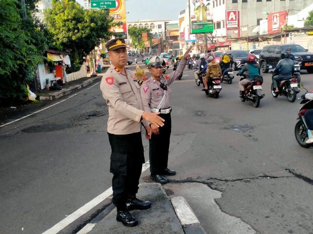 Urai Macet Pagi, Polsek Pondok Gede Siaga di Jatiwaringin dan Raya Hankam