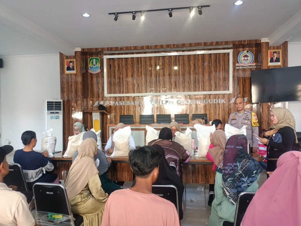 Kawal Bantuan Sosial, Bhabinkamtibmas Ciketing Udik Amankan Penyaluran 880 Kantong Beras Kemensos