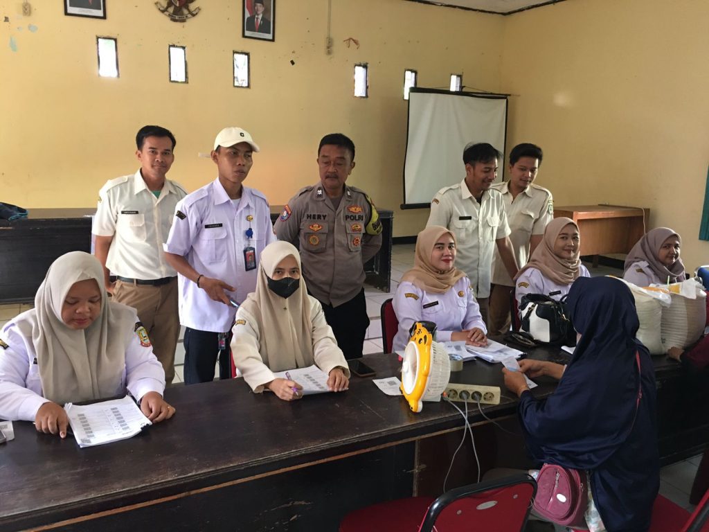 Kawal Bantuan Pangan, Bhabinkamtibmas Bojong Rawalumbu Pastikan Penyaluran Beras untuk 298 Warga Lancar