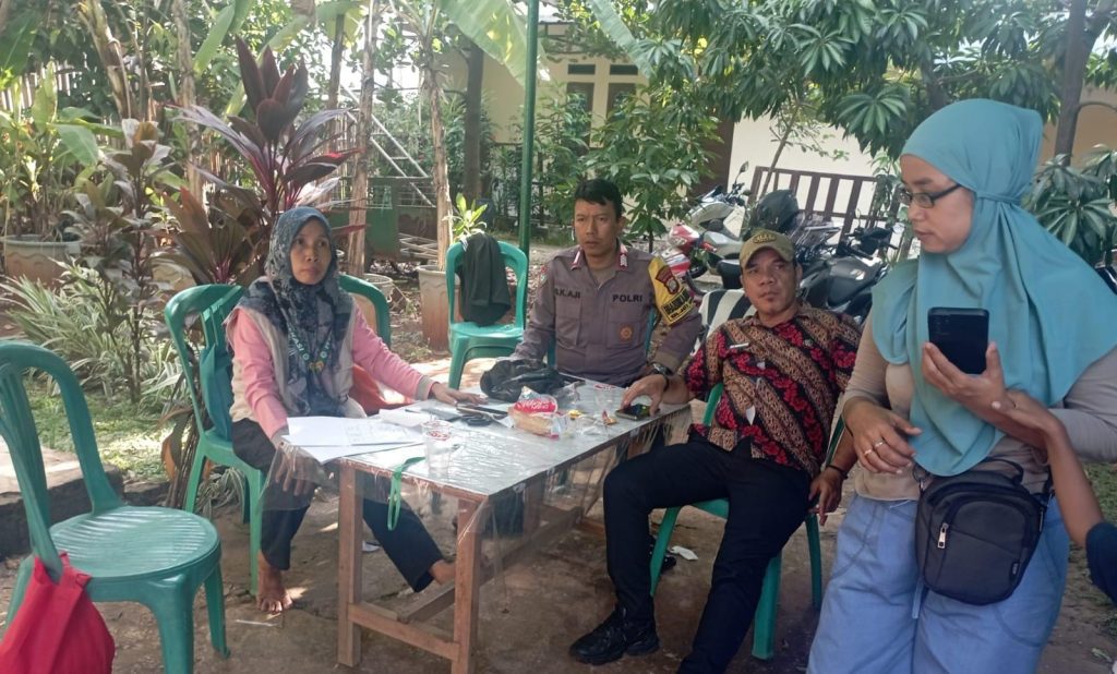 Polsek Pondok Gede Kawal Penurunan 1.788 Karung Beras Bantuan di Jatimurni