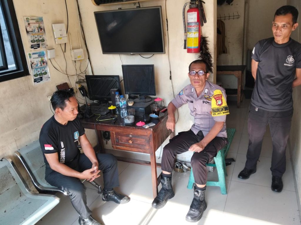 Bhabinkamtibmas Jatiwarna Sambangi Pos Security, Tekankan Pentingnya Kewaspadaan Lingkungan